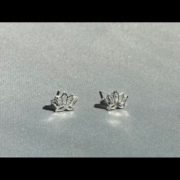 Lotus stud earrings - Picture 1 of 3